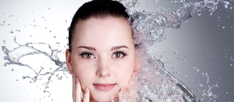 A dynamic image showing a splash of water after using pond's oil control face wash captured in motion on a light background.
